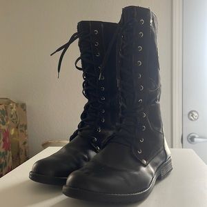 Cute, Vintage looking Combat Boots, Size 9